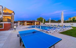 Bazén v ubytování Villa Suzanne nebo v jeho okolí