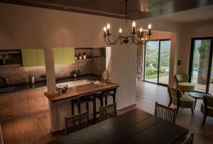 瓦戈曼的住宿－Tea & Tranquility，厨房以及带桌椅的用餐室。