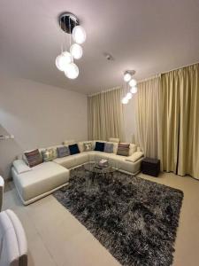 Bandar Jişşah的住宿－Cozy room near pool muscat Bay，带沙发和地毯的客厅