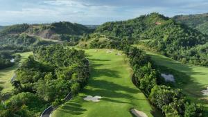 uma vista aérea de um campo de golfe com árvores em Cebu One Tectona Resort Hotel powered by Cocotel em Liloan