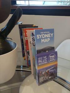 dois livros em cima de uma mesa de vidro em Perfect and modern Studio, Broadway-Chippendale em Sydney