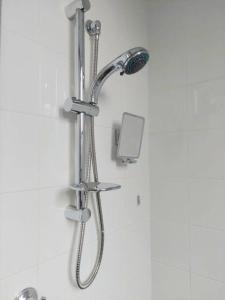 La salle de bains est pourvue d'une douche avec un pommeau de douche. dans l'établissement Perfect and modern Studio, Broadway-Chippendale, à Sydney