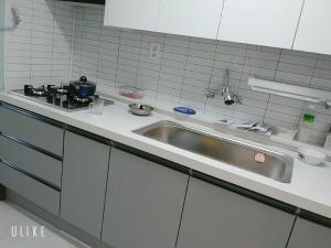 kuchnia ze zlewem i kuchenką w obiekcie Moslim friendly guest house w mieście Yangsan