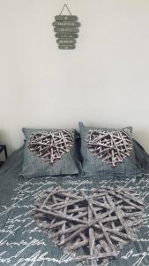 sypialnia z łóżkiem z 2 poduszkami w obiekcie LES ESSARTS T2 w mieście Bron