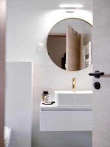 y baño con lavabo y espejo. en Wine residence Kerman - eco-friendly apartment and rooms en Štrigova