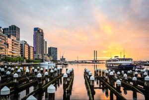 einen Yachthafen mit Booten im Wasser und eine Stadt in der Unterkunft Relax and Unwind by the Dock -Car park included- in Melbourne