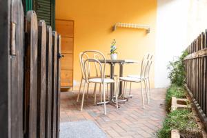 un tavolo e sedie seduti su un patio di Rifugio del Borgo - Centro storico a Borgomanero