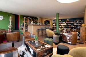 uma sala com cadeiras e um bar numa biblioteca em Les Mazots du Clos em Villars-sur-Ollon