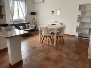 卡洛福泰Appartamenti ucuppu的带桌椅的客厅