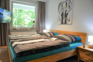 een bed in een kamer met een raam bij Ferienwohnung Ankerplatz 54 Nord in Glücksburg