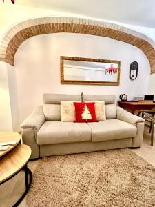 維洛納的住宿－Rosso Verona Apartment，客厅配有红色枕头的沙发