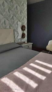 Un dormitorio con una cama con luz solar. en Acogedor apartamento playa Usil a 600 m de la playa en Mogro