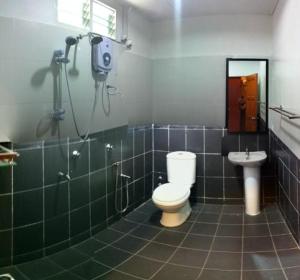 a bathroom with a shower and a toilet and a sink at Mama's Chalet Pulau Perhentian Besar in Kampong Pasir Hantu