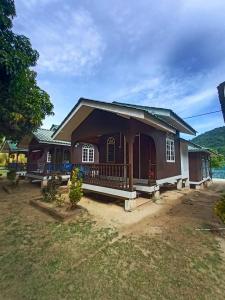 mały dom z dużą werandą w obiekcie Mama's Chalet Pulau Perhentian Besar w mieście Kampong Pasir Hantu