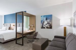 Postel nebo postele na pokoji v ubytování SpringHill Suites St. Paul Downtown