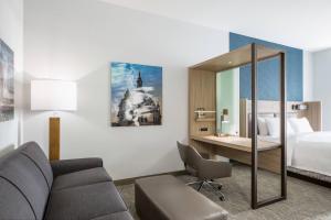 Postel nebo postele na pokoji v ubytování SpringHill Suites St. Paul Downtown