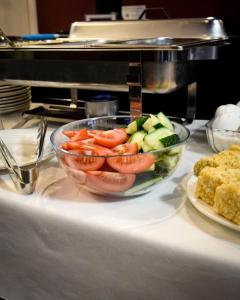 eine Schüssel Gemüse auf einem Tisch in der Unterkunft Hotel "CONTINENT" halal in Qaraghandy