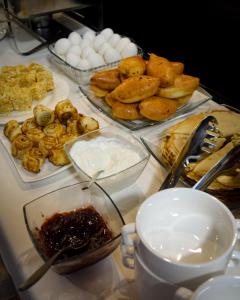 une table recouverte de différents types de denrées alimentaires et d'œufs dans l'établissement Hotel "CONTINENT" halal, à Karaganda