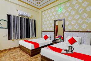Voodi või voodid majutusasutuse Collection O Hotel Shivam Palace toas