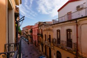 - une vue sur une rue de la ville avec des bâtiments dans l'établissement Il Palazz8, à Iglesias
