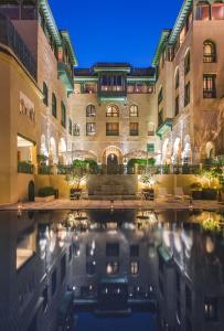 un edificio con una piscina de agua delante en Palais Faraj Suites & Spa en Fez