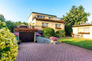 グダニスクにあるVilla Dzika Plażaの花の家