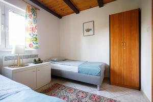 1 dormitorio con 2 camas y puerta de madera en Holiday home Jarzębinowa, en Rowy