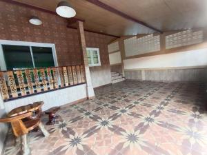 um quarto vazio com piso em azulejo e escadas em แดดดี้ โฮมสเตย์ สัตหีบ em Ban Tao Than