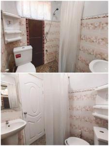 uma casa de banho com um WC e um lavatório em แดดดี้ โฮมสเตย์ สัตหีบ em Ban Tao Than