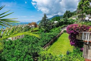 un jardín con plantas y flores en una colina en Hotel Villa Poseidon & Events en Salerno