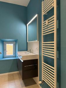 uma casa de banho com um lavatório e um espelho em Casa i Portici em Arezzo