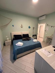 um quarto com uma cama com um edredão azul em b&b La Rosa dei venti em Alassio
