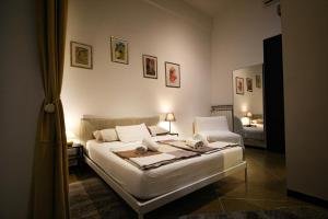 um quarto com 2 camas e um espelho em Nik rooms em Gênova