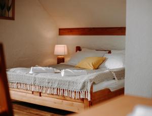 a bedroom with a bed with two towels on it at Domowe Pielesze in Olszanica