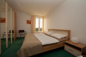 a bedroom with a large bed and a window at Villa Meerblick Warnemünde - Ferienwohnung mit Meerblick in erster Reihe zum Strand und Promenade in Warnemünde