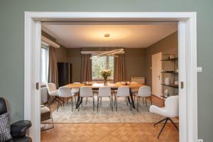 uma sala de jantar com mesa e cadeiras em La VILLA du Reims em Colmar