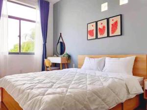 um quarto com uma cama, uma janela e uma secretária em MNM apartment em Da Nang
