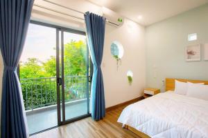 um quarto com uma cama e uma grande janela em MNM apartment em Da Nang
