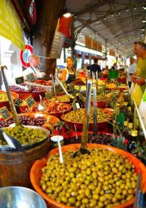 un marché rempli de nombreux fruits et légumes dans l'établissement Ravissant studio au coeur du Vieil Antibes, à Antibes