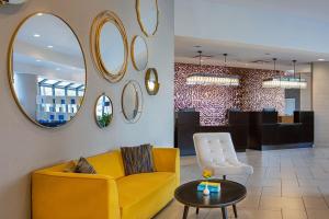 Χώρος καθιστικού στο Sheraton Edison