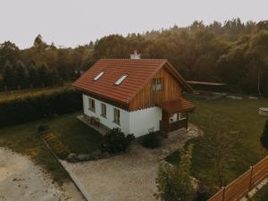 an aerial view of a house with a roof at Domowe Pielesze in Olszanica