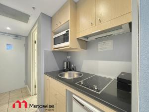 Kuchyň nebo kuchyňský kout v ubytování MetaWise Sydney CBD Haymarket King Studio