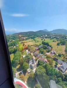 una vista aerea di case e alberi da un aeroplano di Meublés Les Charmettes a Chambéry