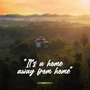 馬圖格默的住宿－Manikgoda Tea Paradise，一张房子的照片,上面写着家外之家的字眼