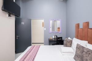 Un pat sau paturi într-o cameră la Cape palm royal guest house