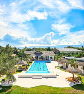 莫阿爾博阿的住宿－Treeshade Resort & Spa Moalboal，度假村游泳池的图片