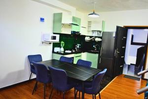 Kuchyň nebo kuchyňský kout v ubytování Le Mavam appartement meublé E