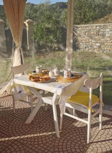 een witte tafel en stoelen op een patio bij B&B al N.9 in Pontedassio
