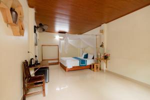 1 dormitorio con cama, escritorio y silla en Tam Coc Luxury Homestay, en Ninh Binh