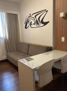 sala de estar con sofá y mesa en S4 HOTEL Aguas Claras TorresReis, en Brasilia